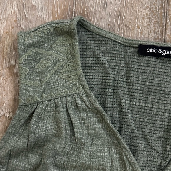 Cable & Gauge Olive Sleeveless Blouse - Picture 4 of 9